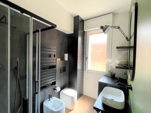 博洛尼亚Alfea Suite的浴室配有卫生间、盥洗盆和淋浴。
