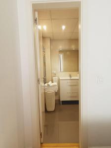 马拉加Apartamento Barrio Picasso的一间带水槽和镜子的浴室