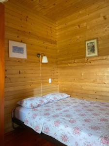 扎布利亚克Apartments Bulatovic的木制客房内的一间卧室,配有一张床
