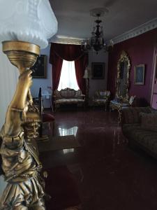 阿特米达海边城堡别墅的一间客厅,中间有一个金灯
