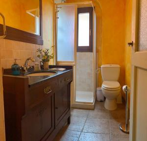 卡尔米尼亚诺托斯卡纳巴可梅迪克住宿加早餐酒店的一间带水槽和卫生间的浴室