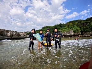 小琉球岛Liuqiu Hostel 杉橘青年旅店的一群站在水面上的人