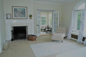 萨拉纳克莱克Franklin Manor Bed and Breakfast的客厅设有壁炉和椅子