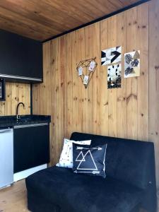佩尼亚Modo- lar mini casa的客厅设有黑色沙发和木墙