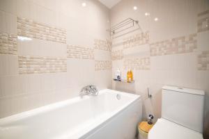 Ágios RókkosZoes Luxury Apartment Corfu的白色的浴室设有浴缸和卫生间。