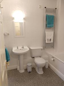 邓加文Town centre one bed apartment的白色的浴室设有卫生间和水槽。
