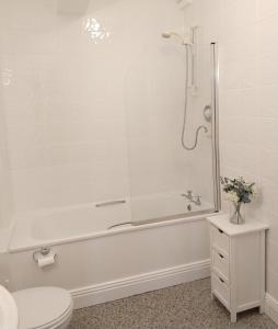 邓加文Town centre one bed apartment的浴室配有白色浴缸和卫生间。