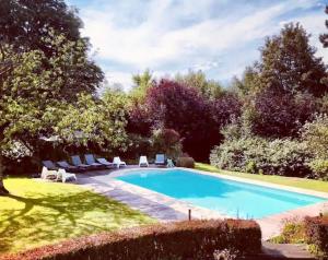 绍德方丹Le Clos Margaux的花园内的游泳池,带躺椅