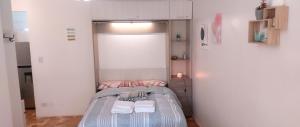 布宜诺斯艾利斯Comfortable Equipped Studio, Strategic Location in Palermo - Amplio Monoambiente en Palermo的小房间,配有带毛巾的床