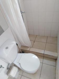 巴伊亚英格莱萨Camping Las Machas的设有一间浴室,配有白色的卫生间和瓷砖地板