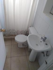 巴伊亚英格莱萨Camping Las Machas的浴室配有白色卫生间和盥洗盆。