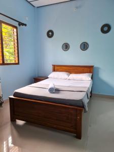 贾夫纳Nalluran illam - 2 bed room的蓝色客房中一间带床的卧室