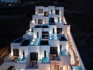 奥诺斯CUBIC Mykonos Seafront Design Suites的一座晚上有灯的建筑