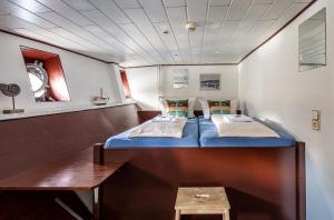 德累斯顿波普尔曼船屋的小房间设有两张床和一张桌子