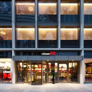 伦敦citizenM London Victoria Station的前方有粘合标志的建筑