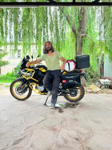 阿拉木图Assem Hostel Dostyk的坐在摩托车上的人