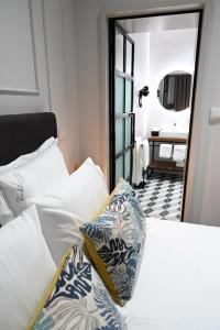 拉梅戈6/4 de Lamego的卧室配有白色的床和镜子