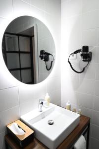 拉梅戈6/4 de Lamego的一间带水槽和镜子的浴室