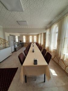 Yandere內姆魯特太陽汽车旅馆的大型会议室,配有长桌子和椅子