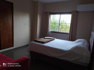 埃斯特城Amplio y cómodo apartamento con bella vista en pleno centro的一间卧室设有一张床和一个窗口