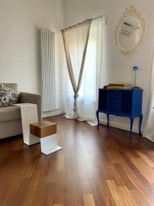 帕尔马La Rocca Luxury Apartment的客厅配有蓝色桌子和沙发