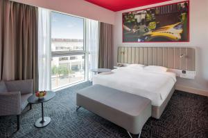 迪拜迪拜汽车城丽柏酒店的酒店客房设有一张床和一个大窗户