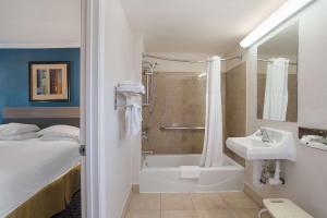 圣拉斐尔SureStay Hotel by Best Western San Rafael的一间带床、浴缸和水槽的浴室