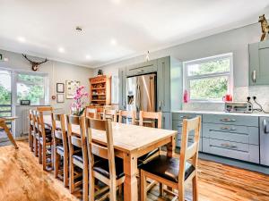 阿尔弗斯顿Eden House的厨房以及带木桌和椅子的用餐室。