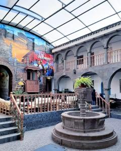 库斯科Pariwana Hostel Cusco的一座建筑的中间有一个喷泉