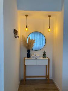科洛尼亚-德尔萨克拉门托CASA MIA bednbreakfast的墙上设有一张桌子和镜子的房间