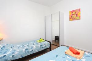 泰斯Apartment Balica Rat 1065a的一间卧室配有两张床和镜子
