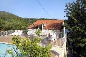 格鲁达Seaside apartments with a swimming pool Molunat, Dubrovnik - 3544的带阳台和游泳池的度假屋