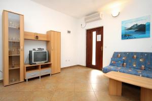 格鲁达Seaside apartments with a swimming pool Molunat, Dubrovnik - 3544的带沙发和电视的客厅