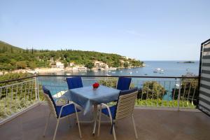 格鲁达Seaside apartments with a swimming pool Molunat, Dubrovnik - 3544的海景阳台上的桌椅