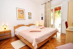 斯拉诺Apartments and rooms with a swimming pool Slano, Dubrovnik - 2179的一间卧室配有一张带白色床单的大床