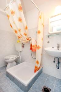 斯拉诺Seaside holiday house Sladjenovici, Dubrovnik - 2163的一间带卫生间和水槽的浴室