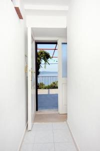 斯拉诺Seaside holiday house Sladjenovici, Dubrovnik - 2163的开放式门,从房子可欣赏到海景