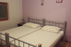 弗班吉Apartments with a parking space Mudri Dolac, Hvar - 4043的带窗户的客房内设有两张单人床。