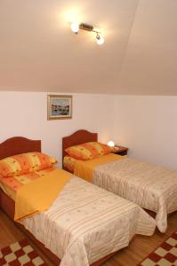 苏佩塔尔Apartments by the sea Supetar, Brac - 4274的一间卧室,配有两张床
