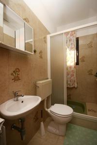 斯拉汀Apartments by the sea Slatine, Ciovo - 1137的一间带卫生间和水槽的浴室