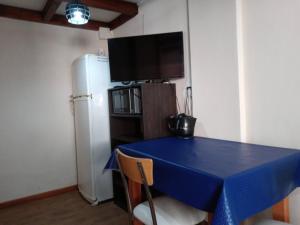 圣卡洛斯-德巴里洛切EL MONO DE LU的厨房配有蓝色桌子和冰箱