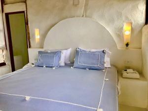 DibullaAcuarela del Mar的一间卧室配有蓝色的床和2个蓝色枕头
