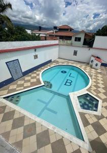 阿纳波伊马Hermosa y espaciosa casa familiar en Anapoima的大楼顶部的大型游泳池
