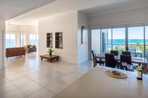 鲍恩珊瑚湾公寓 的海景用餐室和客厅