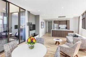 悉尼帕拉马塔教堂街美利通公寓式酒店的客厅配有桌椅