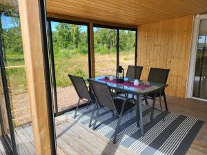 埃克勒Eckerö Camping & Stugor的门廊上摆有纱窗的桌椅
