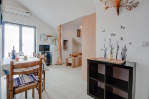 韦伯斯卡Apartments by the sea Vrboska (Hvar) - 4025的厨房以及带桌椅的起居室。