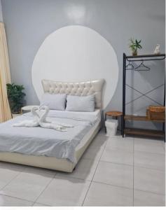 瓜埠Full Moon Apartment (月满公寓）网红 airbnb的卧室配有一张白色的床和大型床头板