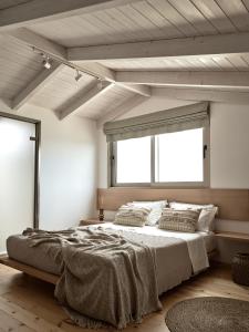 阿克罗蒂Stelle Mare Villa的一间卧室设有一张大床和一个大窗户