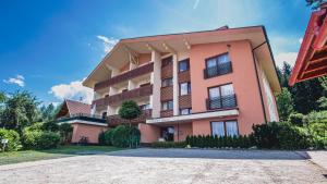 法克湖Alpe Adria Apartments - Top 1 by S4Y的粉红色的公寓楼 - 带阳台